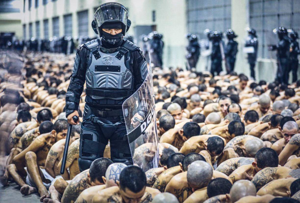 Así son las celdas en las que están recluidos miles de supuestos pandilleros en El Salvador