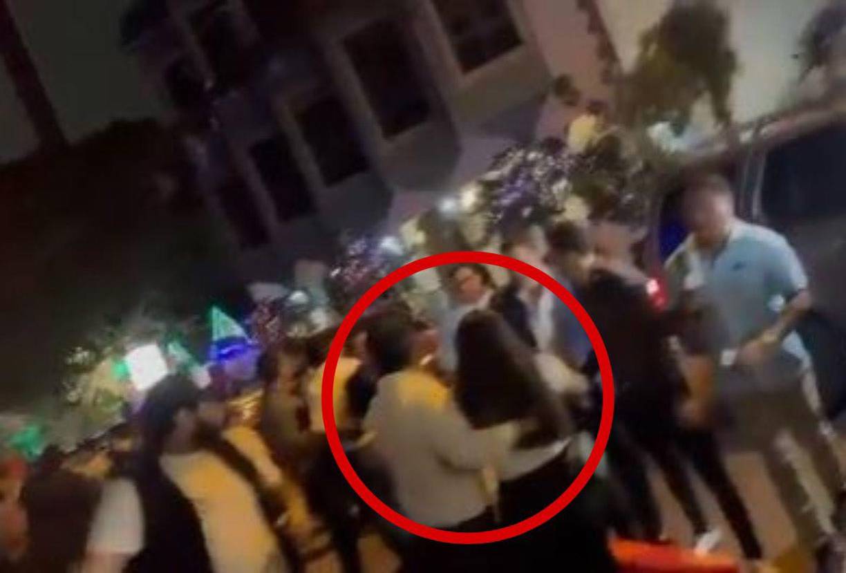 La también periodista fue auxiliada por sus compañeros de partido, quienes condenaron y repudiaron la agresión. 