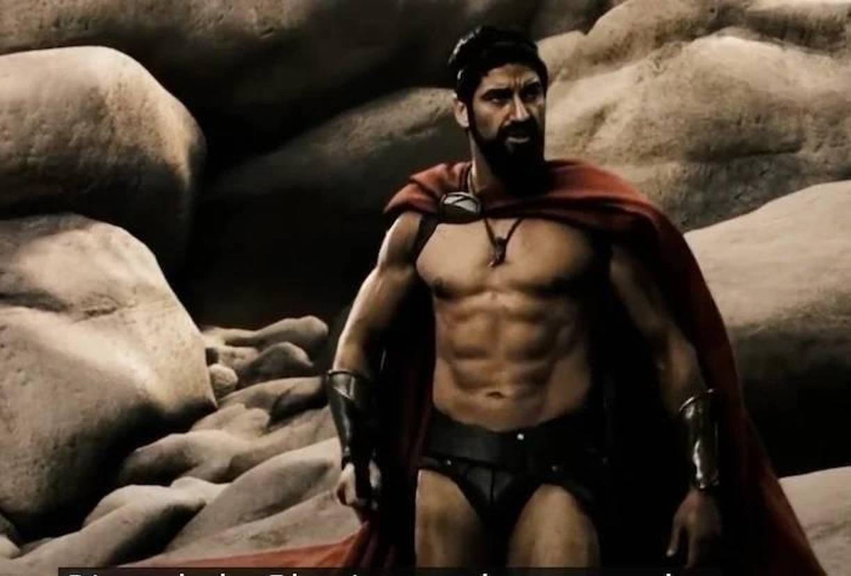 La producción de 300 no fue un rodaje habitual de Hollywood. Los actores pasaron por un riguroso entrenamiento físico para transformarse en guerreros espartanos, lo que incluyó meses de preparación con entrenadores personales para lograr los físicos tonificados.