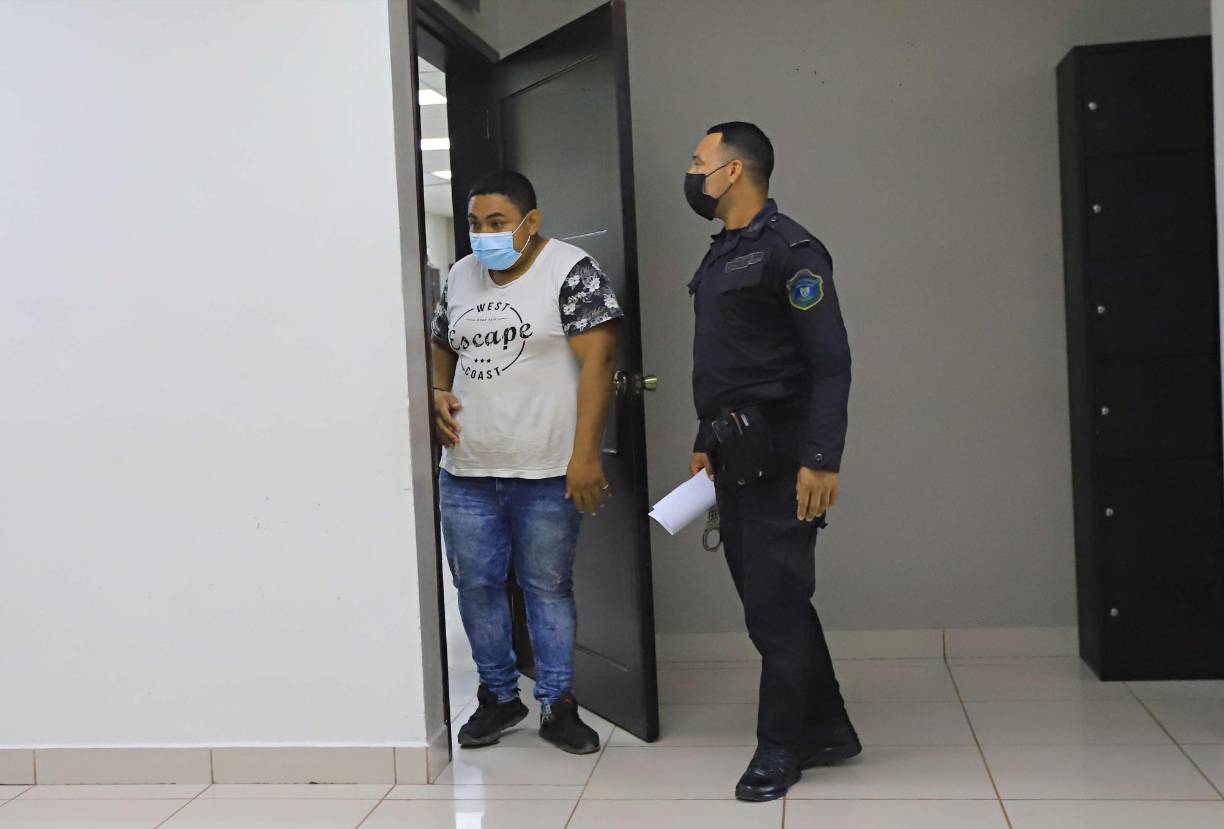 La Fiscalía dijo que el dictamen de lesiones establece que las heridas generadas en la mano de izquierda de Evelin Izamar son las que suceden en defensa de un ataque.