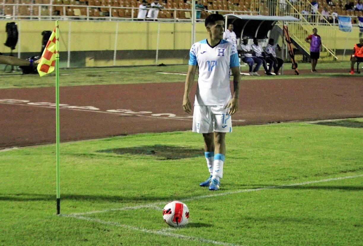 Luis Palma ejecutando un tiro de esquina. Es el encargado del balón parado.