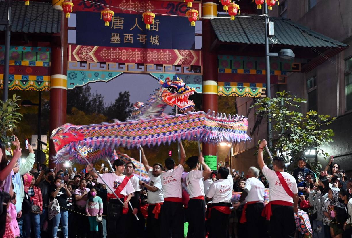 Los locales se unieron a las celebraciones de los dragones danzantes en la capital mexicana.