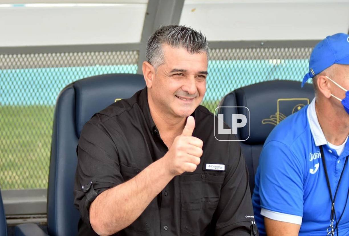 Diego Vázquez, sonriente en el banquillo del Motagua en el regreso al estadio Nacional.
