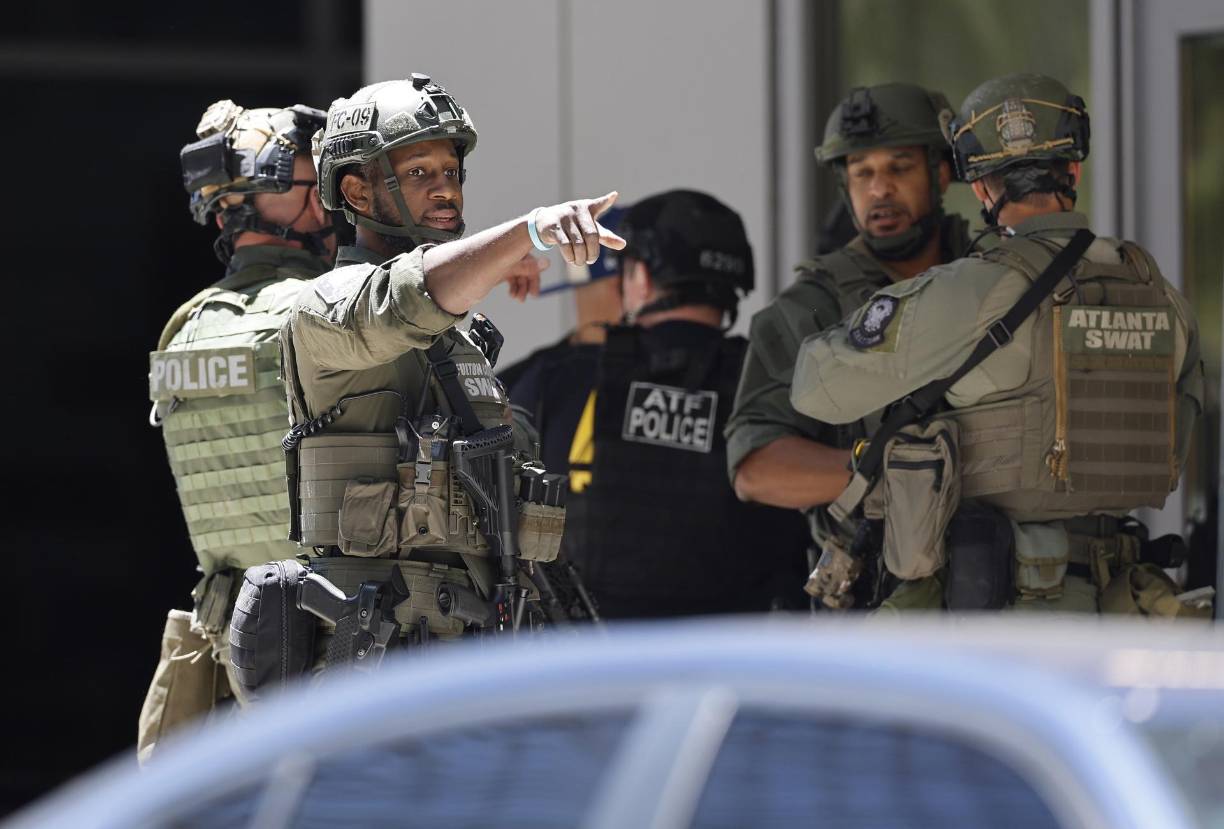 “Estamos al tanto de varias personas heridas y ningún sospechoso está bajo custodia”, agregó la Policía, que publicó varias fotos del presunto agresor, tomadas desde la cámara de un ascensor, en el que aparece con una capucha, mascarilla y portando un arma de fuego. 