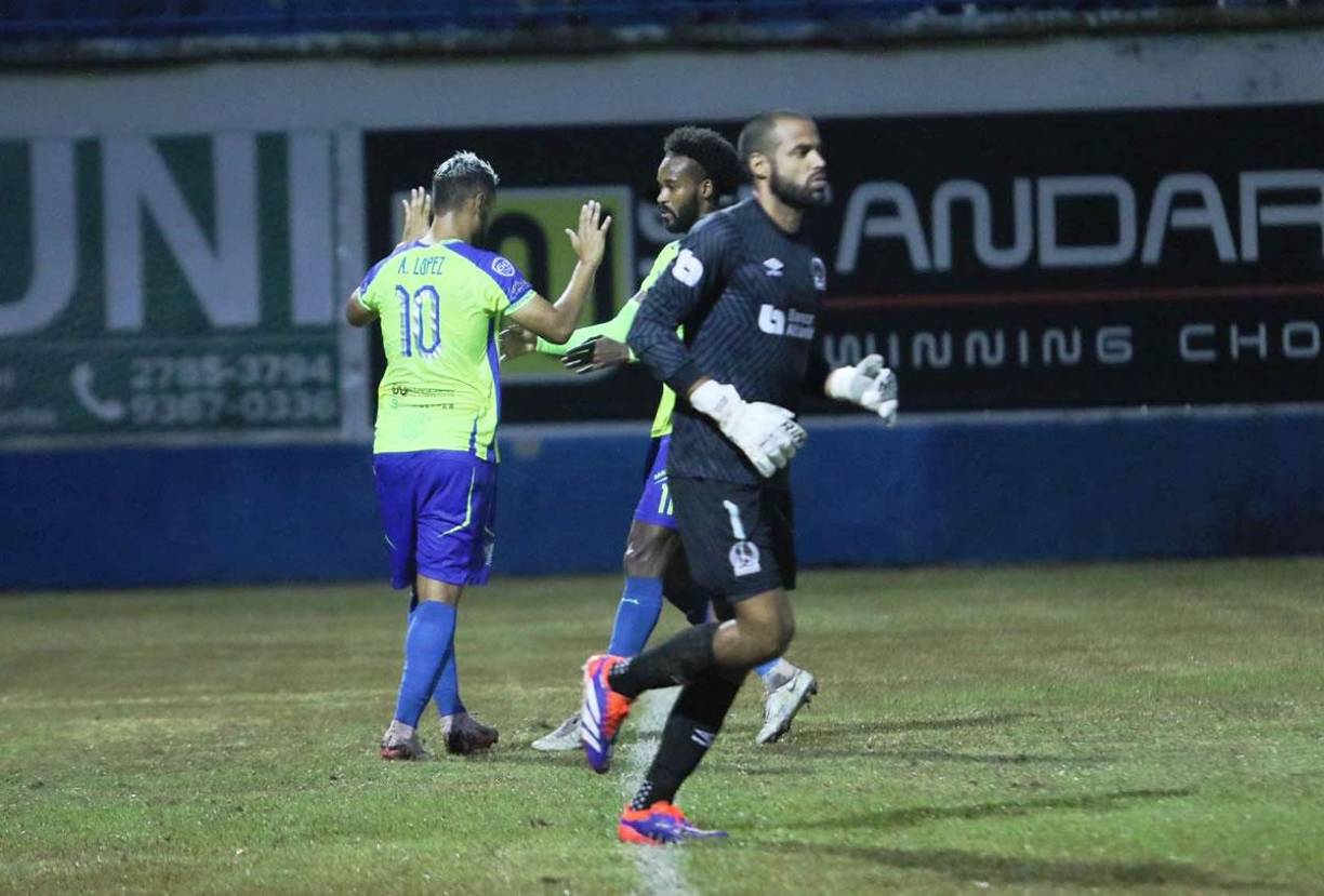 Alex López no quiso celebrar su gol, mientras Edrick Menjívar corrió muy molesto a reclamarle al árbitro Saíd Martínez.