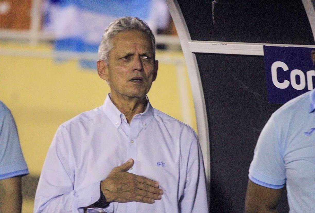 Reinaldo Rueda demostró ser un buen ‘hondureño‘ entonando el himno de Honduras.