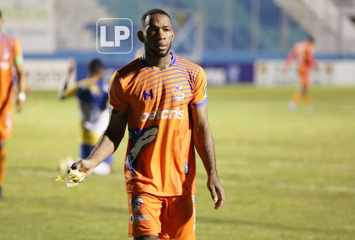 Jairo Róchez salió frustrado del campo tras la derrota de la UPN.