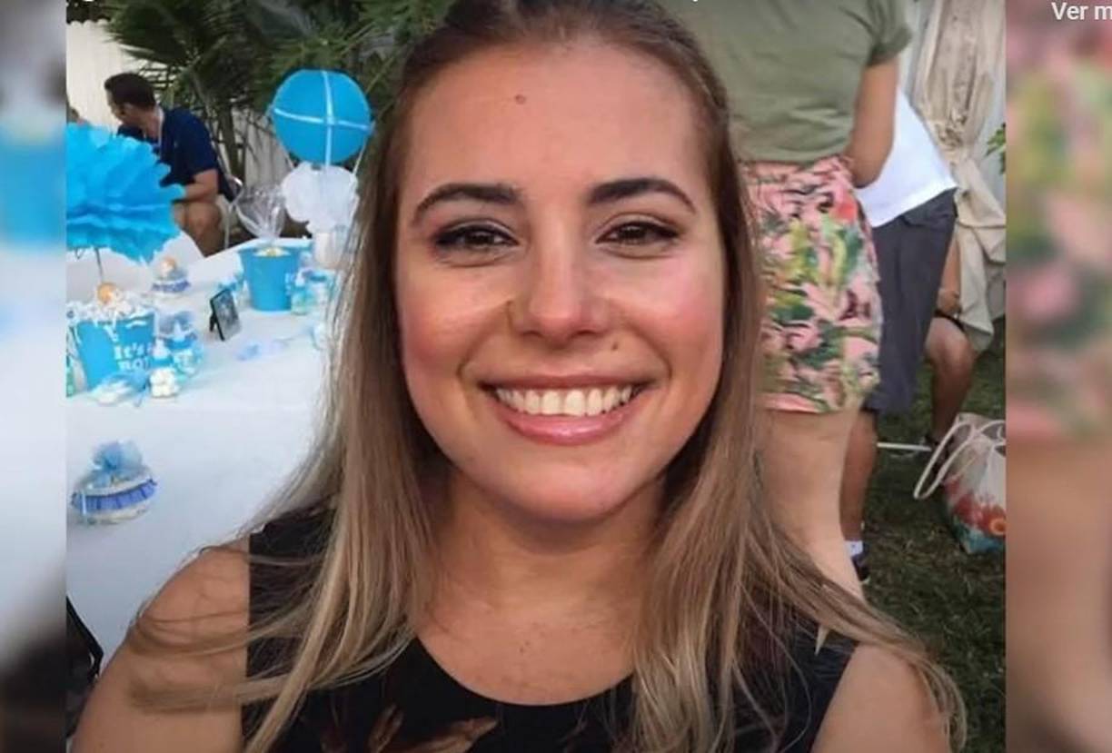 “Cuando entraron encontraron un cadáver de una persona que aparentaba ser fallecido por causa de un arma de fuego, cuando ellos continuaron a mirar los diferentes cuartos para ver si había un sujeto o más peligro, ahí en cada cuarto empezaron a encontrar más personas que habían fallecido”, dijo el detective Álvaro Zabaleta, portavoz de la policía de Miami-Dade.