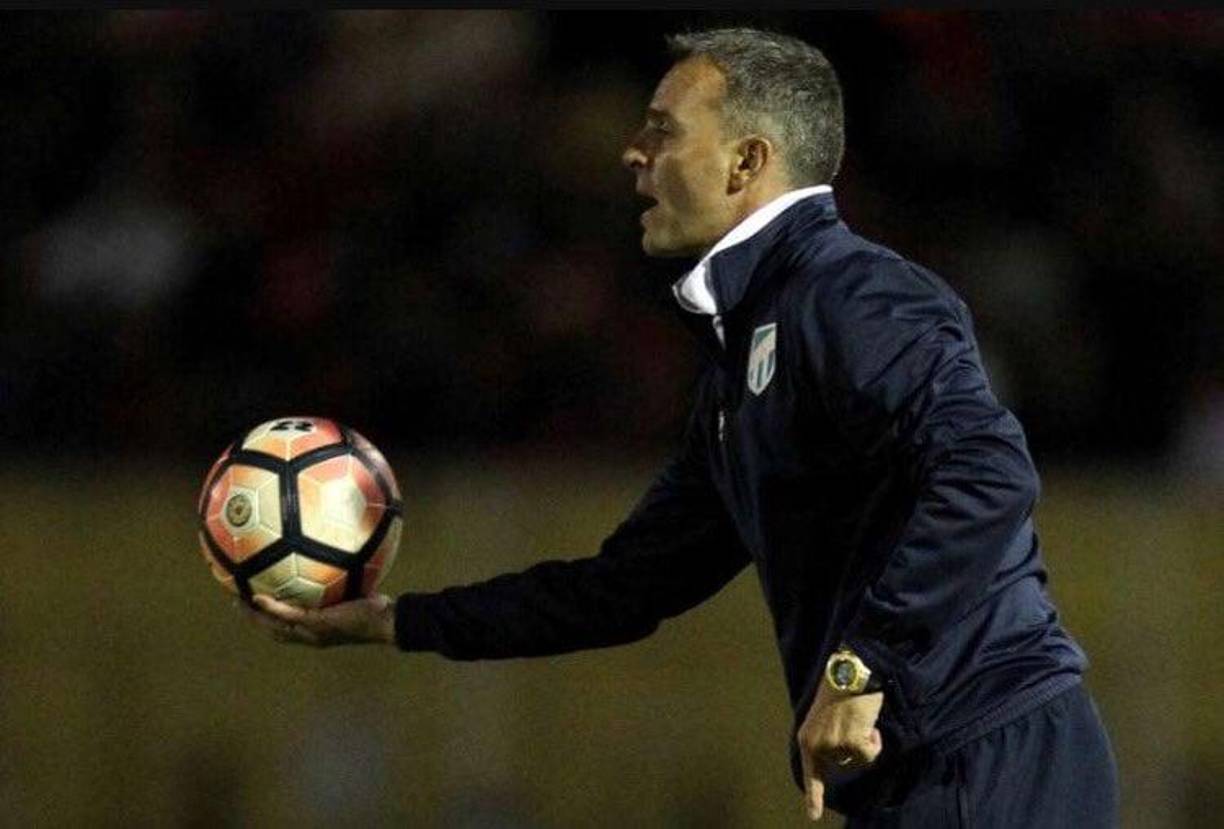 Lavallén reveló que sufrió de depresión: “Mientras jugaba en San Luis Potosí me di cuenta que ese camino que había soñado de chico se empezaba a dar. Desde muy pequeño imaginé que en ese momento estaría pleno y feliz, pero descubrí que, más allá de haber logrado un montón de cosas a nivel familiar y laboral, no estaba tan bien y tan completo como esperaba. Esa insatisfacción me despertó una angustia que fue aumentando. No entendía cómo podía ser que tuviera todo lo que anhelaba de chico y no lo disfrutara como soñé”, confesó.