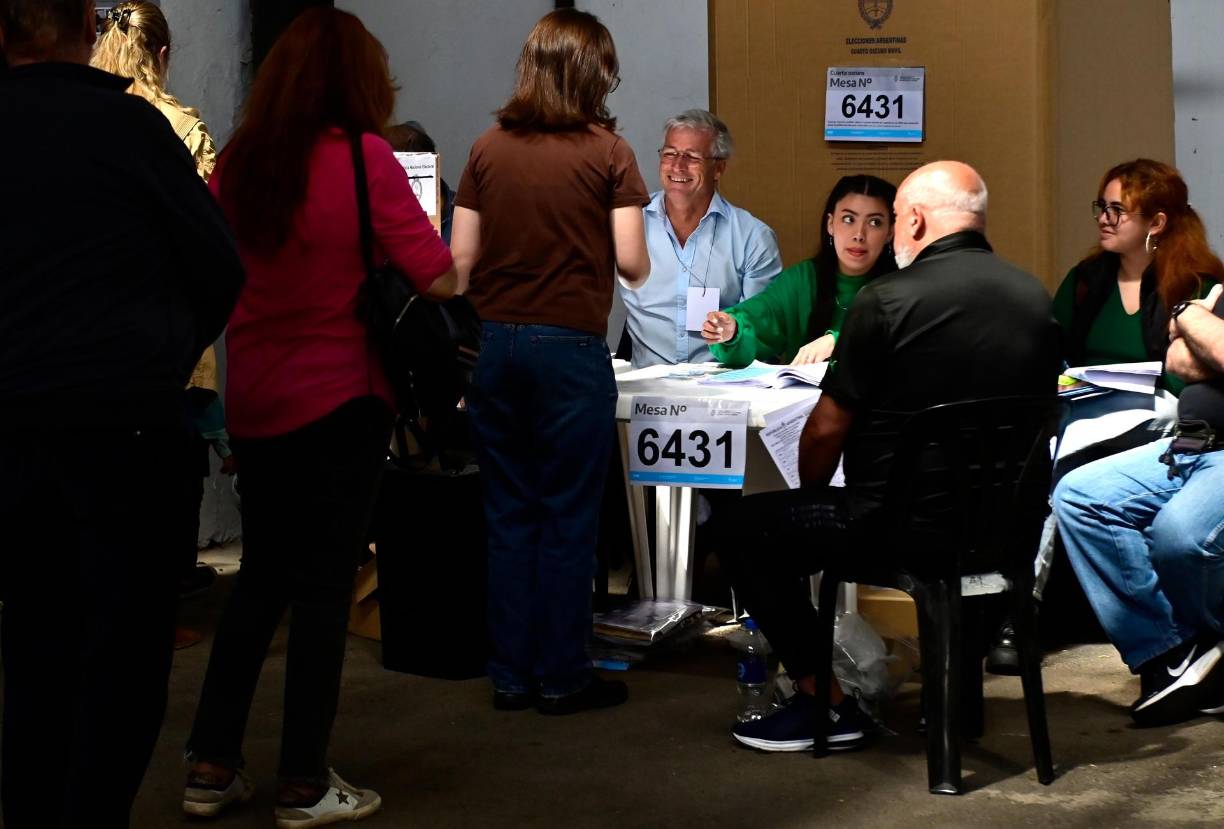 Con una inflación disparada de casi 140% en doce meses y aumento de la pobreza a más de 40% de la población, los electores llegan exhaustos a la elección en la que por primera vez en décadas hay tres candidatos competitivos, en vez de dos grandes fuerzas políticas enfrentadas. 