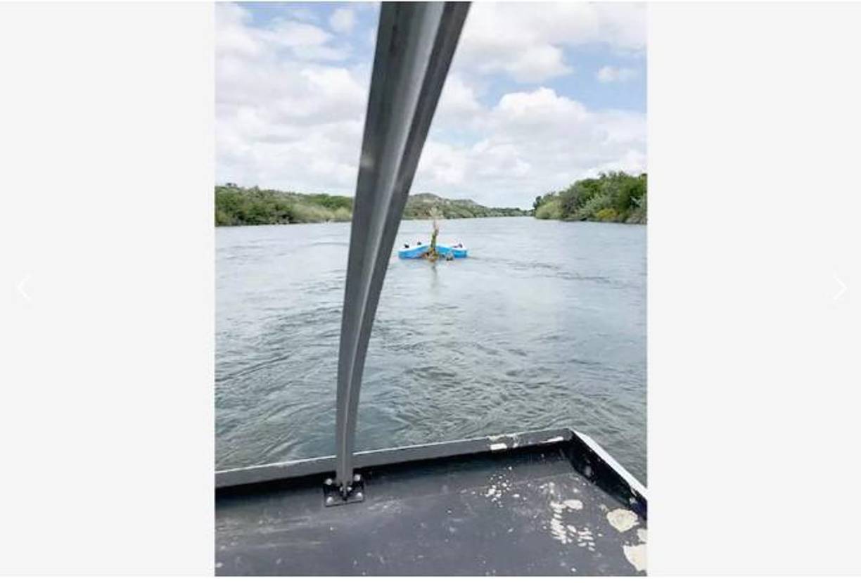 Las 4 personas estaban varadas en las aguas del Río Grande sobre una piscina infantil inflable.