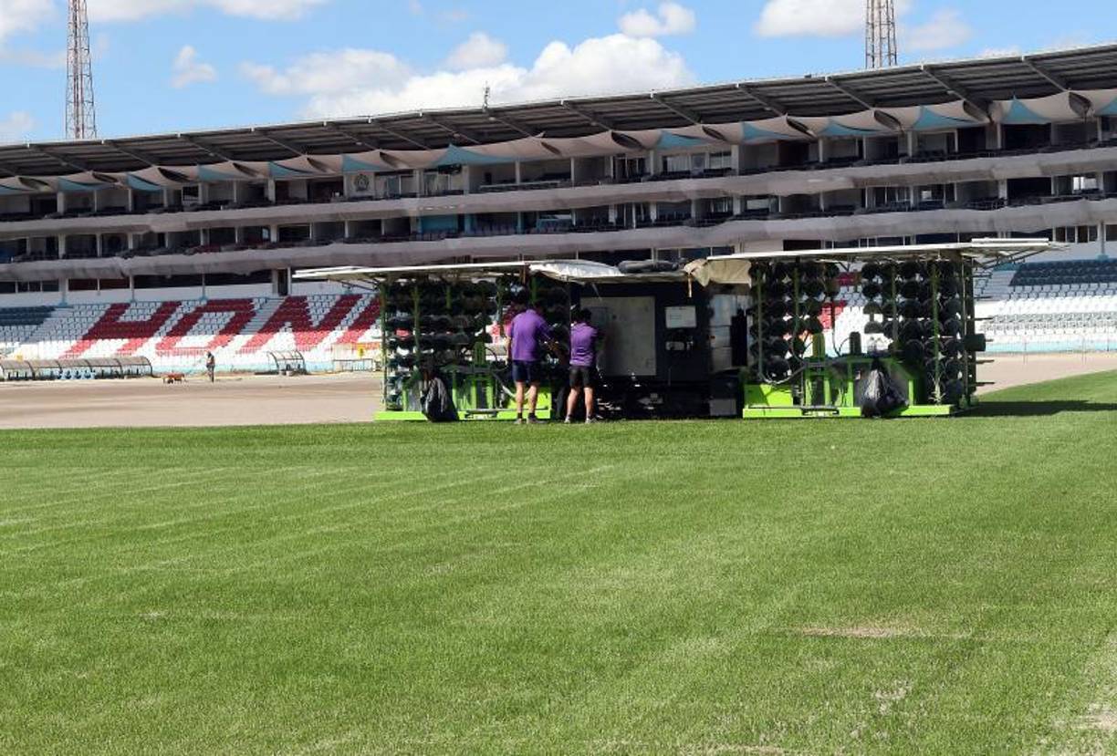 La máquina continúa realizando su trabajo de cosido y ya suma su sexto día de actividad en la capital.