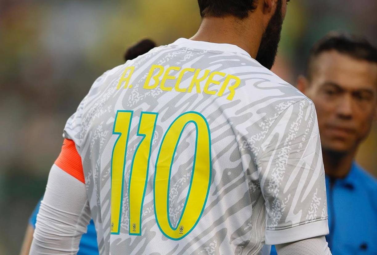 El portero Alisson Becker lució la camiseta con el número 110 en su espalda, en honor al aniversario de la Confederación Brasileña de Fútbol (CBF).