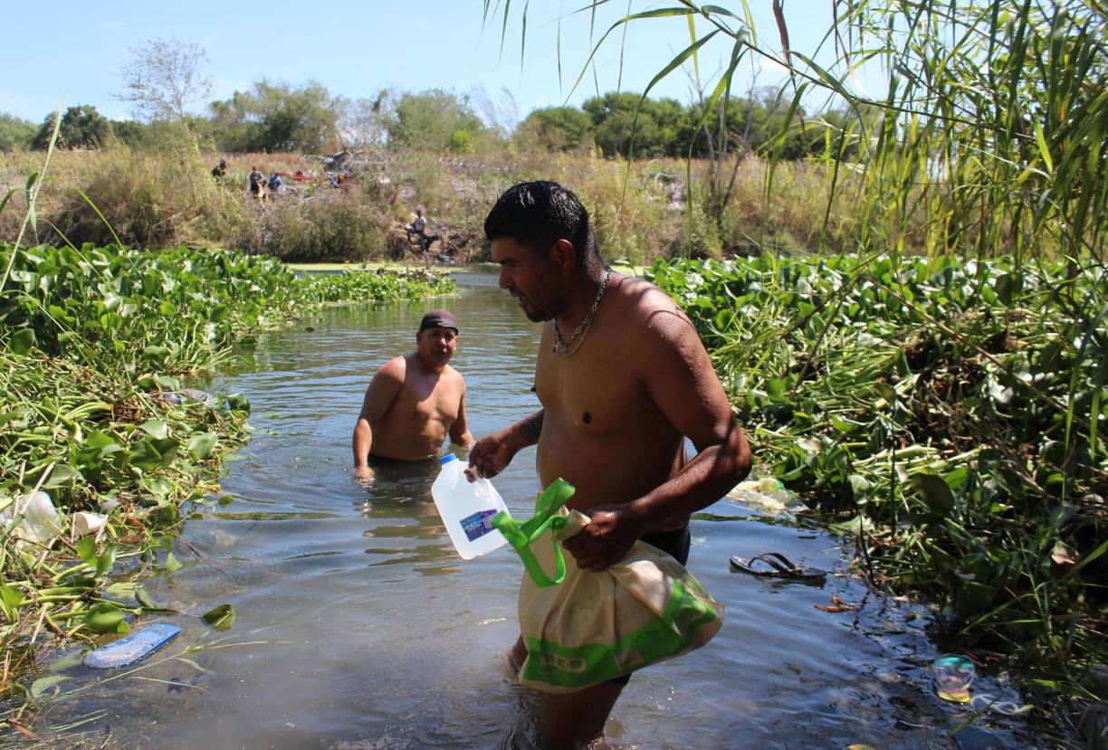 “Acá (en México) nos tratan peor, ahorita porque está la prensa ellos se calman, si no, ya nos tuvieran arrinconados, porque en el desierto nos dejaron tirados”, denunció Jason Aroca, un migrante colombiano de 35 años que llegó a la puerta 36 del muro fronterizo en Ciudad Juárez. 