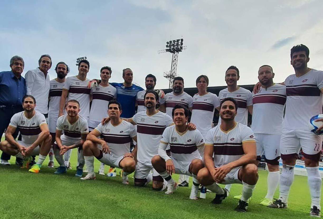 Después combinó su carrera en la farándula con jugar algunos partidos en la ‘Talacha’, como se conoce a los equipos amateur que tienen como refuerzos a ex estrellas del futbol profesional o conocidos y a los cuales les dan una remuneración económica.