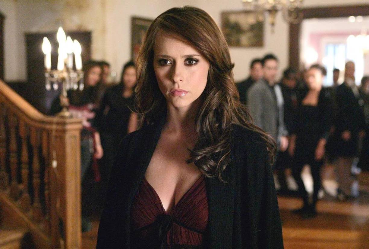 Conocida por sus papeles en series como Party of Five y Ghost Whisperer, así como en películas icónicas como I Know What You Did Last Summer,(Sé lo que hiciste el verano pasado) Hewitt ha demostrado ser una actriz versátil y talentosa.