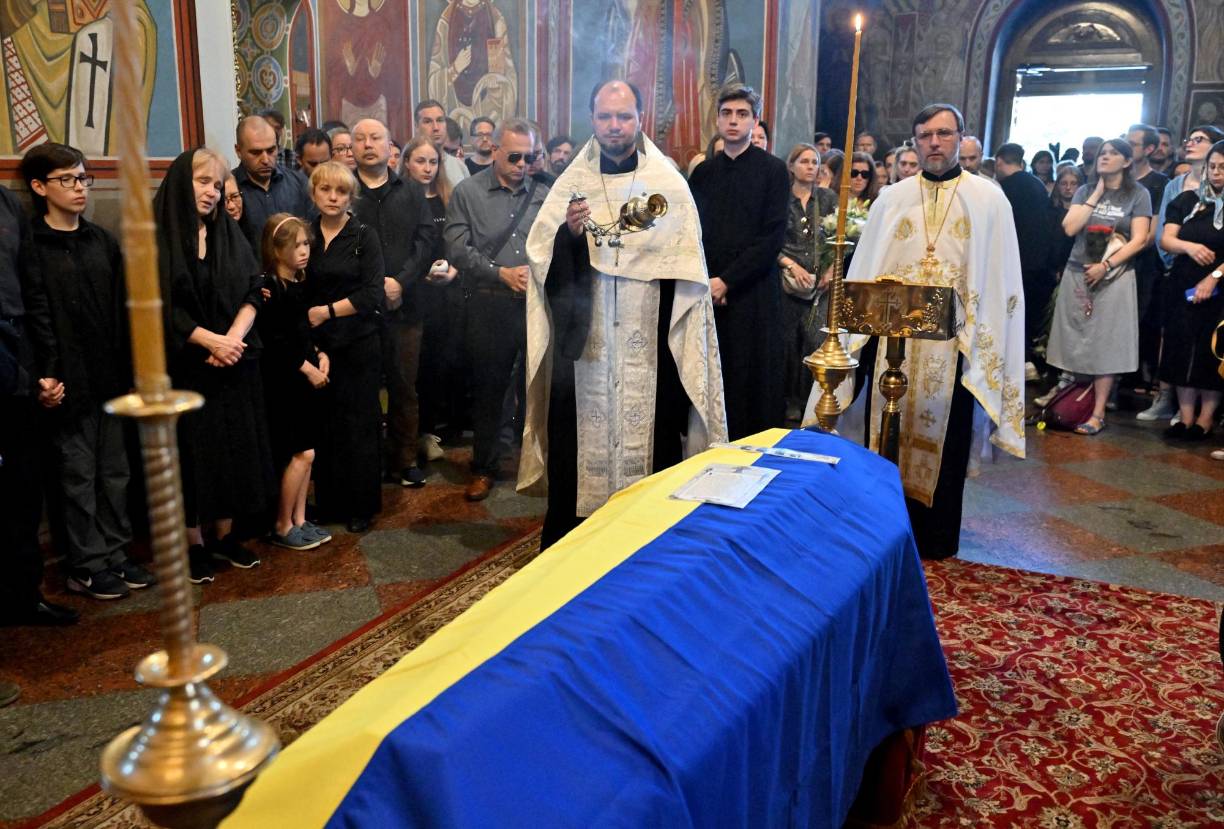 Dos religiosos ortodoxos vestidos de blanco celebraron el oficio en la catedral, impregnada por el olor del incienso.