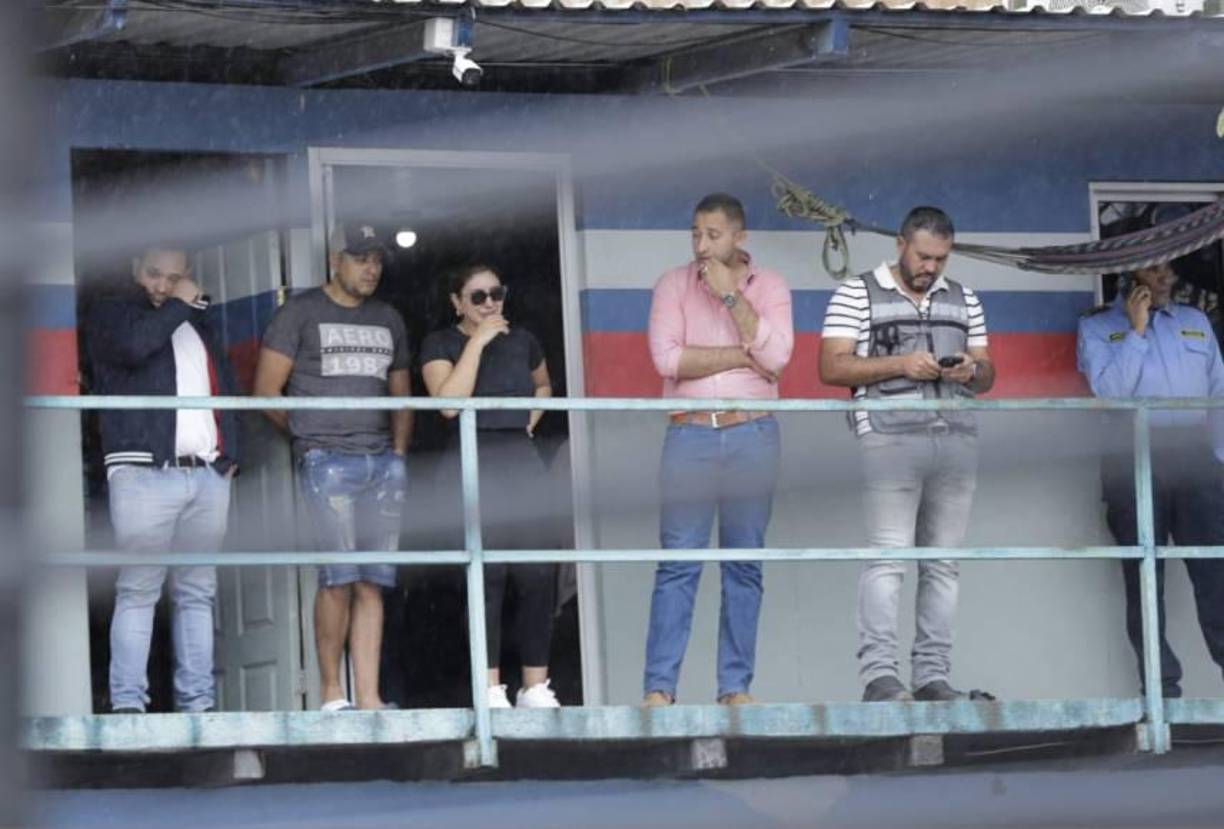A la escena del crimen llegó la expresentadora Rina Leal, quien lloraba desconsoladamente por la muerte de su ser querido. También arribaron otros familiares de la víctima, quienes también lloraban consternados mientras se abrazaban.