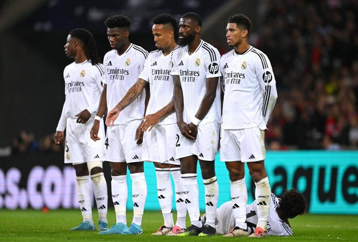 La barrera del Real Madrid cubriendo el arco en un tiro libre del Lille.