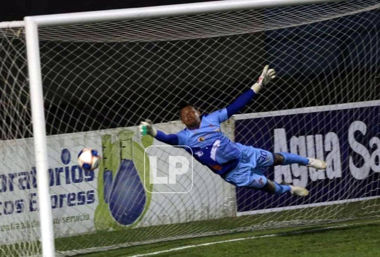 El portero Gerson Argueta volando para buscar detener el tiro libre de Jorge Cardona, pero fue imposible.