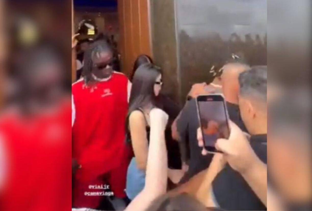 Ambos fueron captados tomados de la mano y lo que se venía desmintiendo durante varios meses parece que podría hacerse oficial.