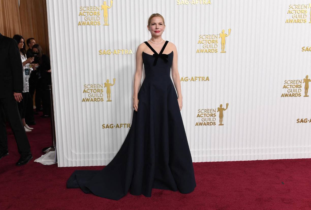 Michelle Williams. Nominada a Mejor Actriz de Reparto por The Fabelmans, Williams llevó un elegante vestido negro.