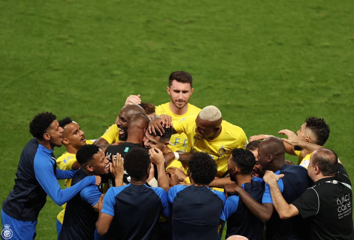 Todos los integranets del Al Nassr celebraron con Cristiano Ronaldo su golazo de tiro libre.