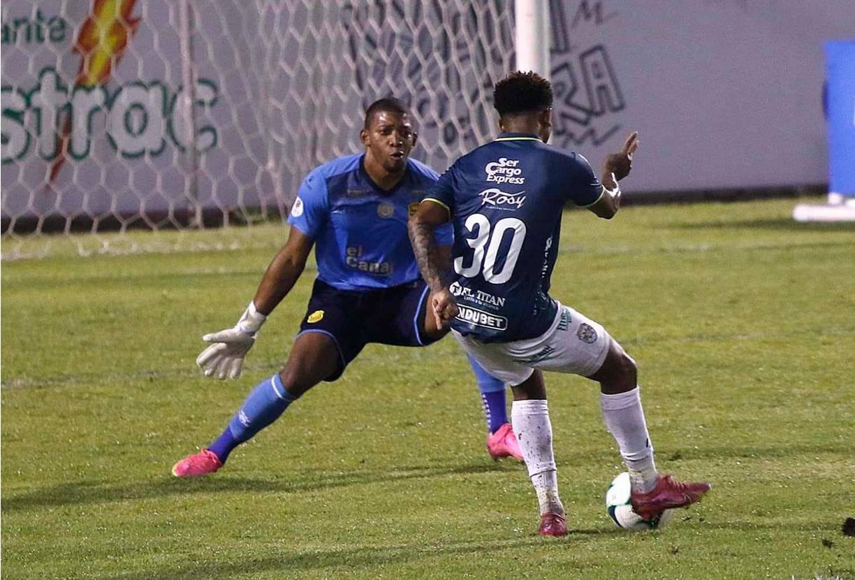 Cristian Sacaza marcó el 0-1 del Marathón con este disparo que se fue entre las piernas de Luis ‘Buba’ López.