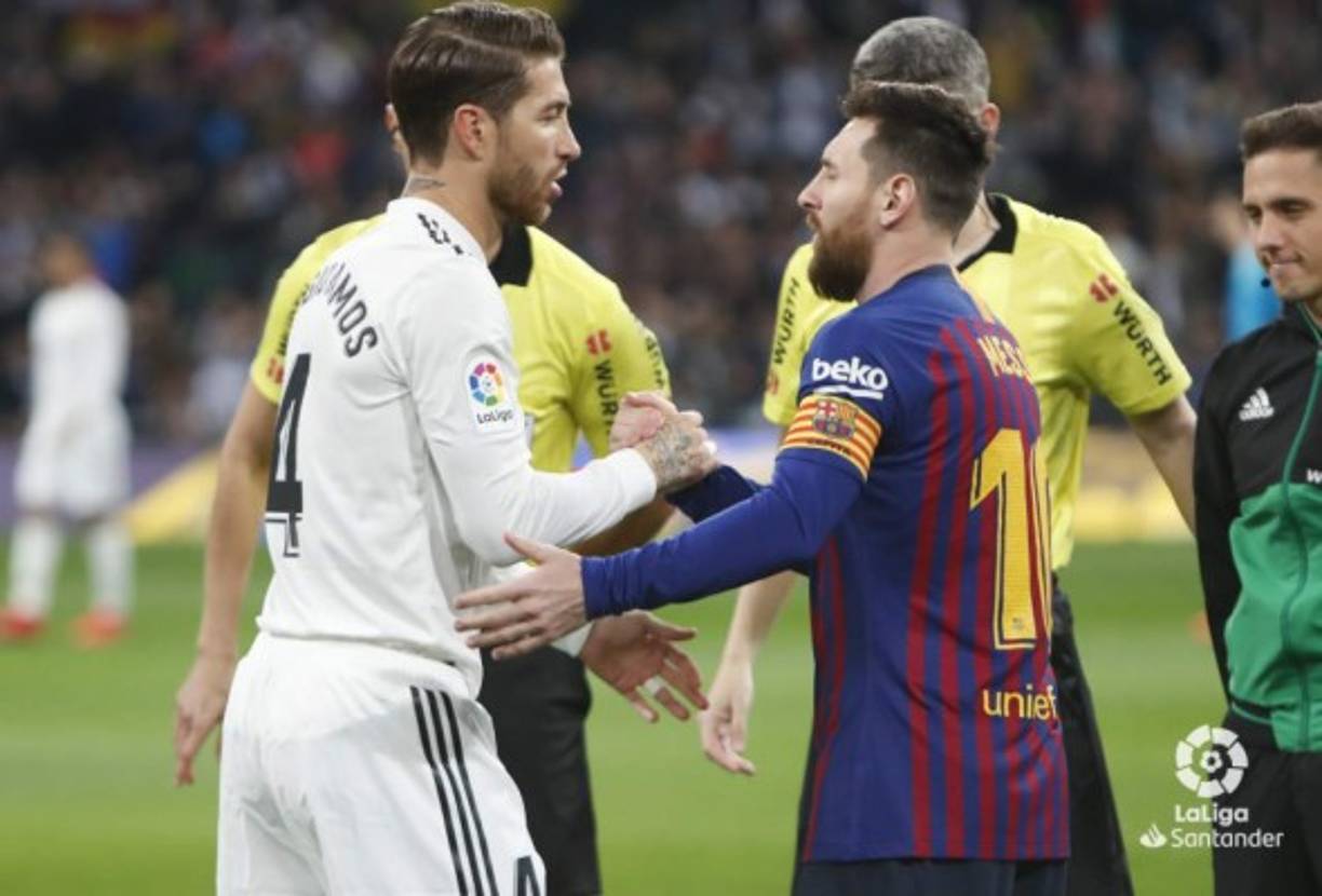 El saludo de Sergio Ramos y Lionel Messi antes del inicio del partido. Foto LaLiga.es