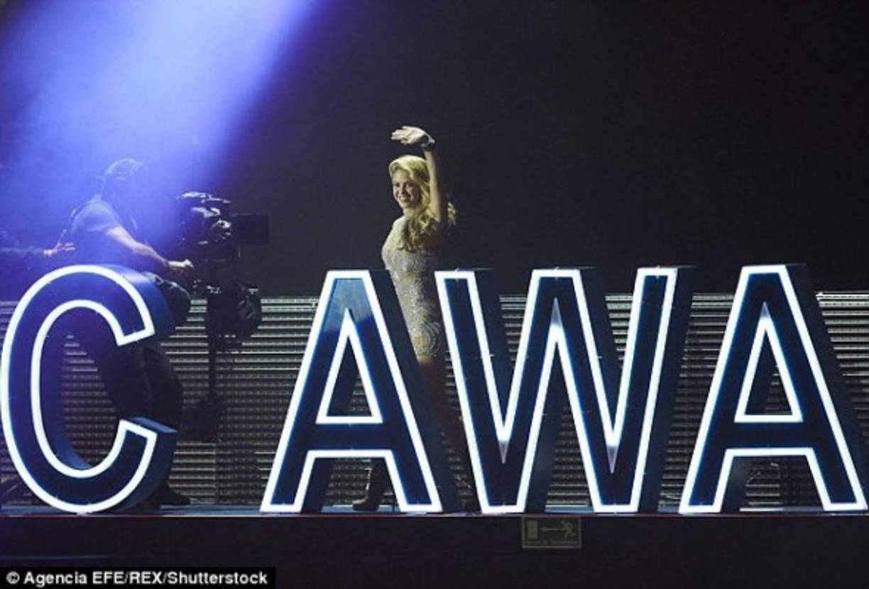 Shakira saludando a sus fans.