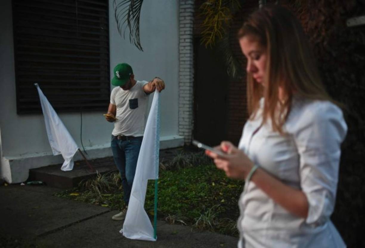 Seguidores del Si, visiblemente tristes, mandan mensajes por teléfono tras conocer los resultados de la jornada.