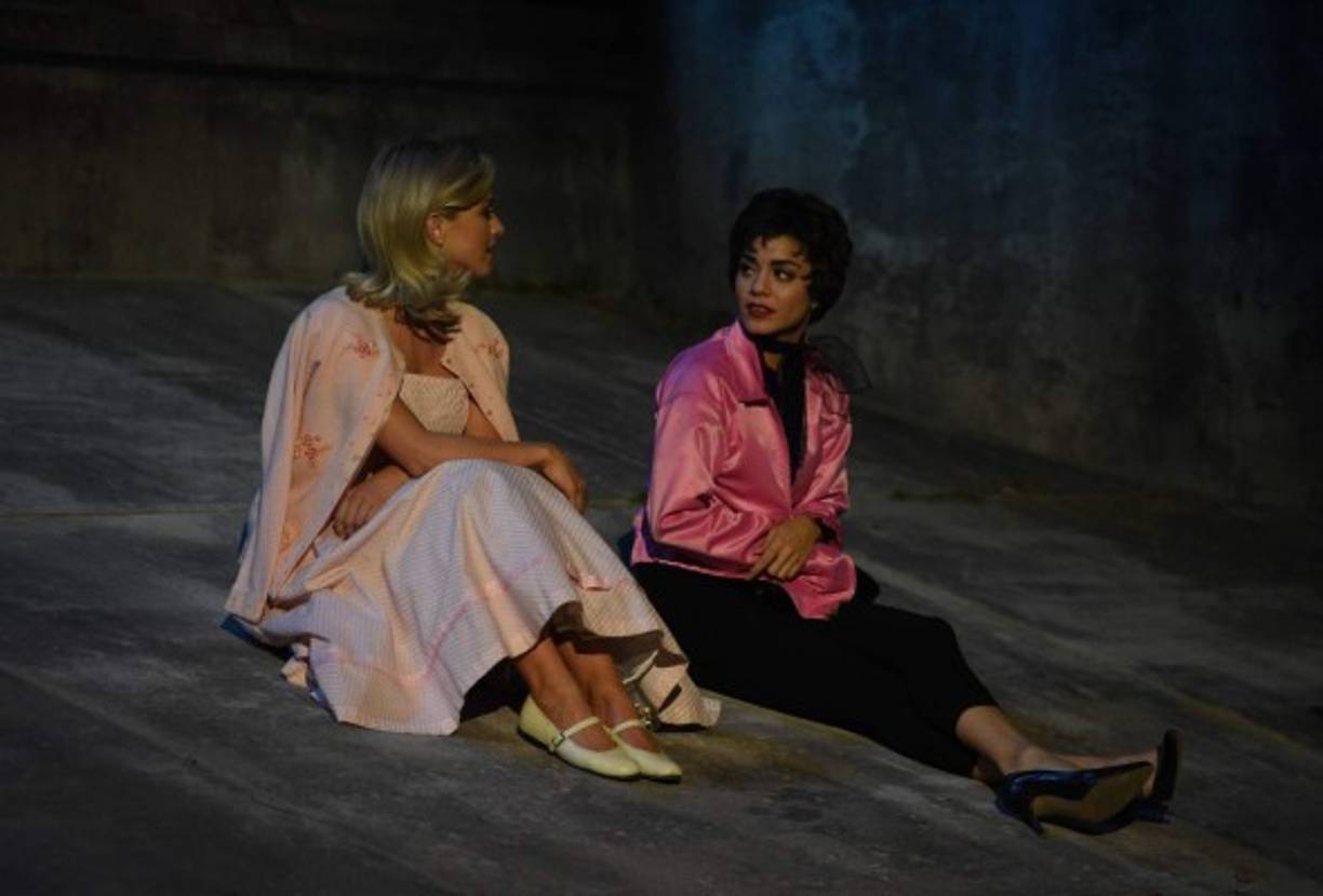 La actriz Vanessa Hudgens compartió la triste noticia de que su padre falleció a los 65 años de edad