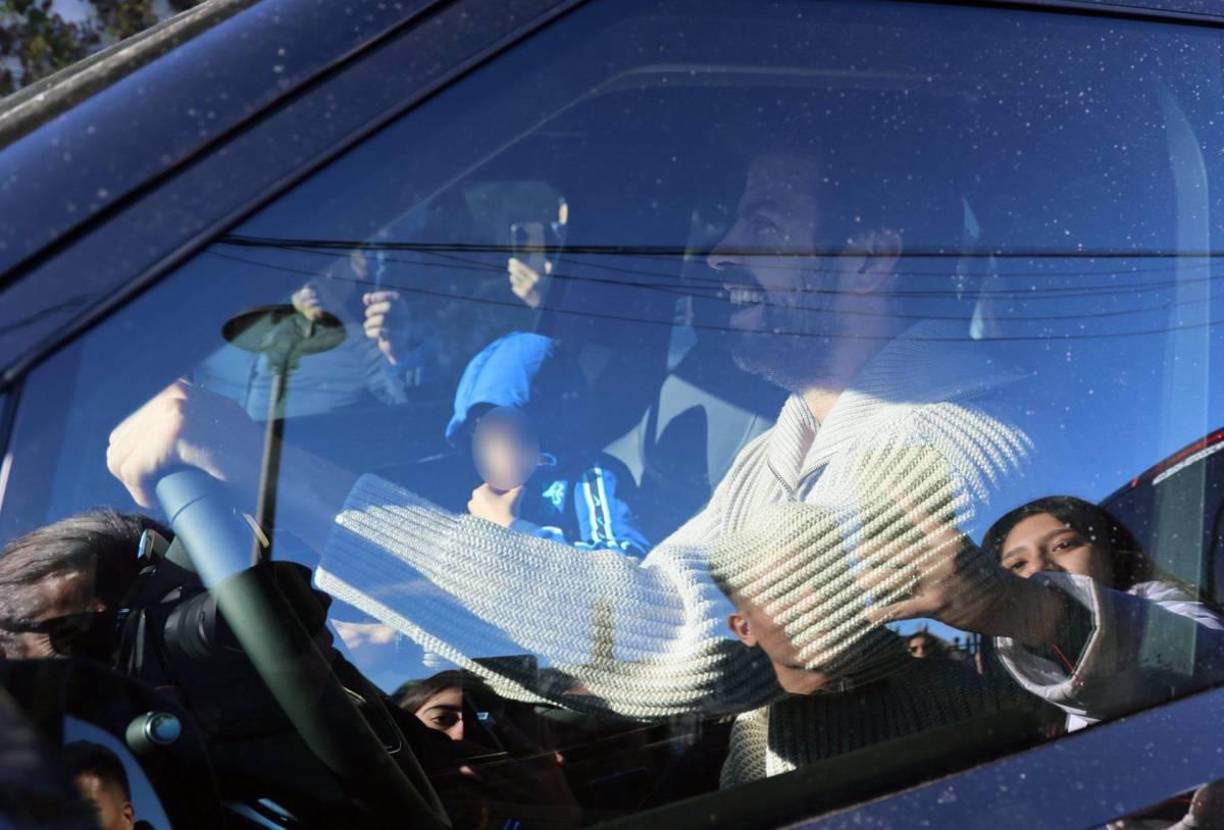 El exfutbolista del Barcelona llegó a la vivienda en compañía de su hijo, pero no ingresó a la casa de Shakira, sino que se detuvo en la casa de sus padres (al lado), la cual se conecta internamente con la de la colombiana.