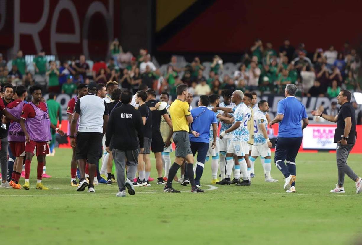 La bronca fue provocada por la celebración de Honduras tras el gol del empate y a los jugadores de Qatar no les gustó eso.
