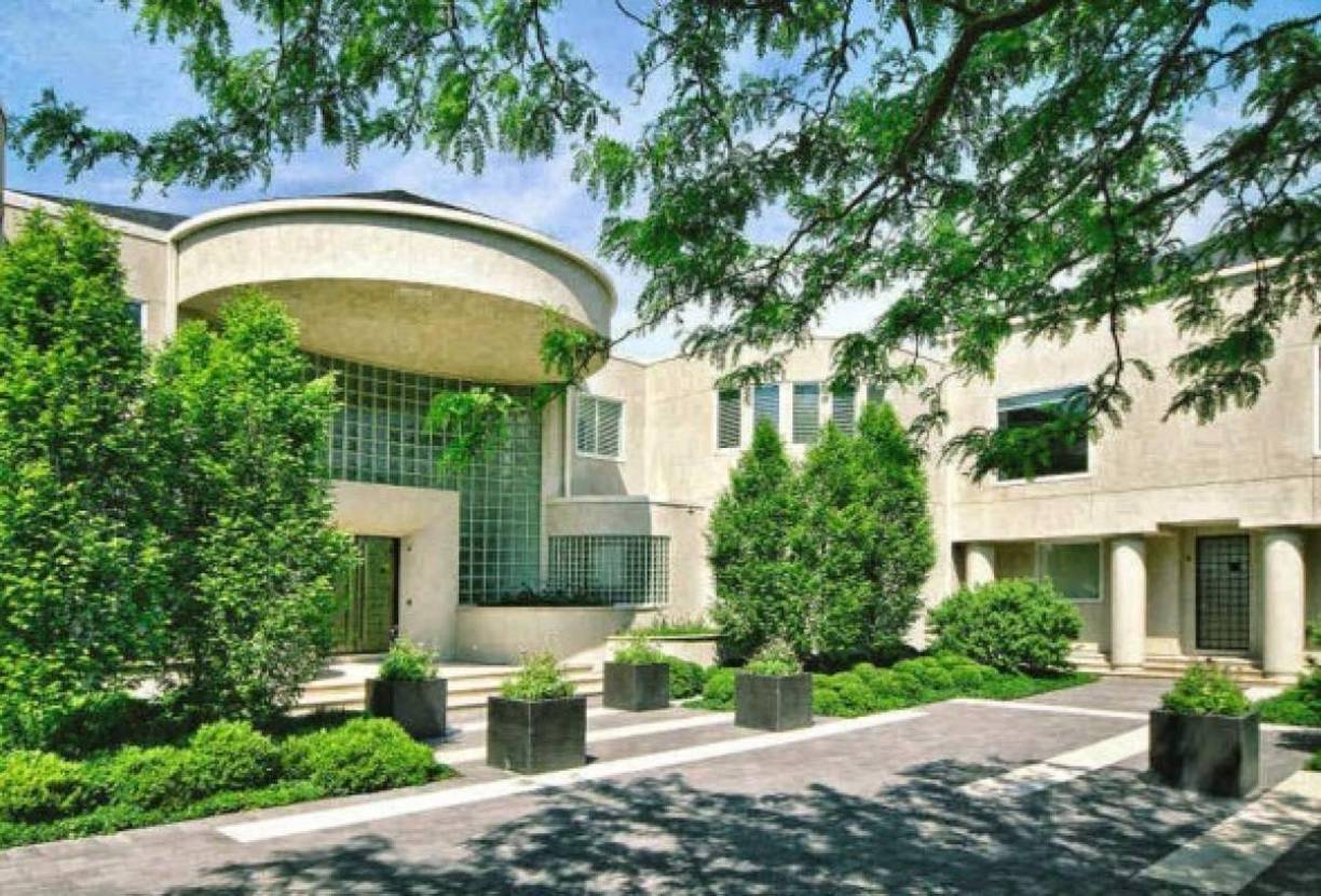 La casa fue puesta a la venta en el 2012 a un precio de 29 millones, pero a pesar de los lujos y comodidades que tiene nadie se ha interesado en comprarla, incluso su valor actual es de casa la mitad de ese precio, pues ahora se vende por poco menos de 15 millones, pero el legendario basquetbolista no la logrado venderla.