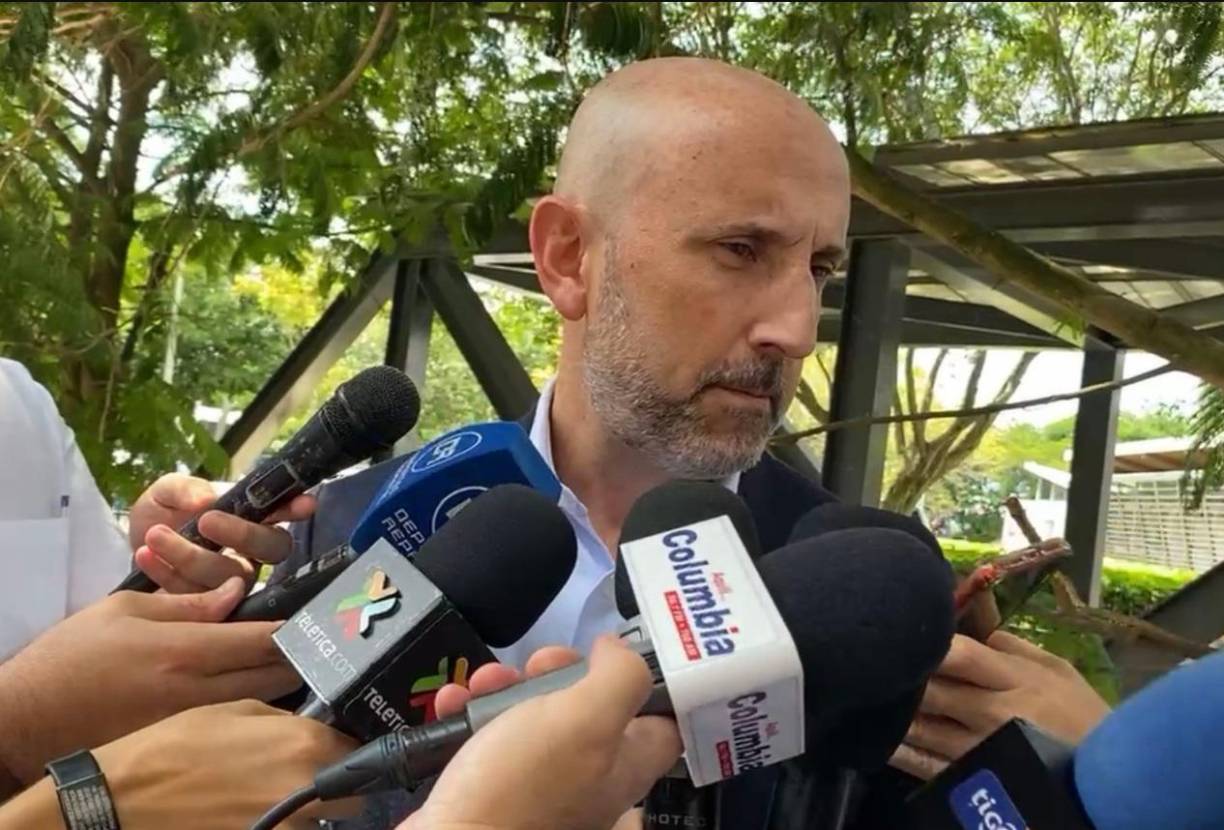 El jerarca señaló en una entrevista para Teletica Deportes Radio que a día de hoy nadie de la Asociación Paraguaya de Fútbol (AFP) se acercó a la Fedefútbol para negociar por los servicios del técnico argentino.