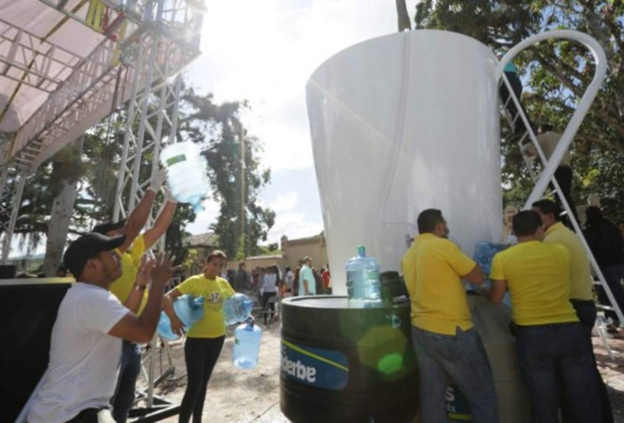 “La taza está construida de un cilindro de acero inoxidable, con una capa de dos pulgadas de aislante de poliestireno expandido y un cilindro exterior de hierro con un acabado final color blanco para dar aspecto de cerámica”, explicó en su momento Patricia Lardizábal, directora de Marca País Honduras.