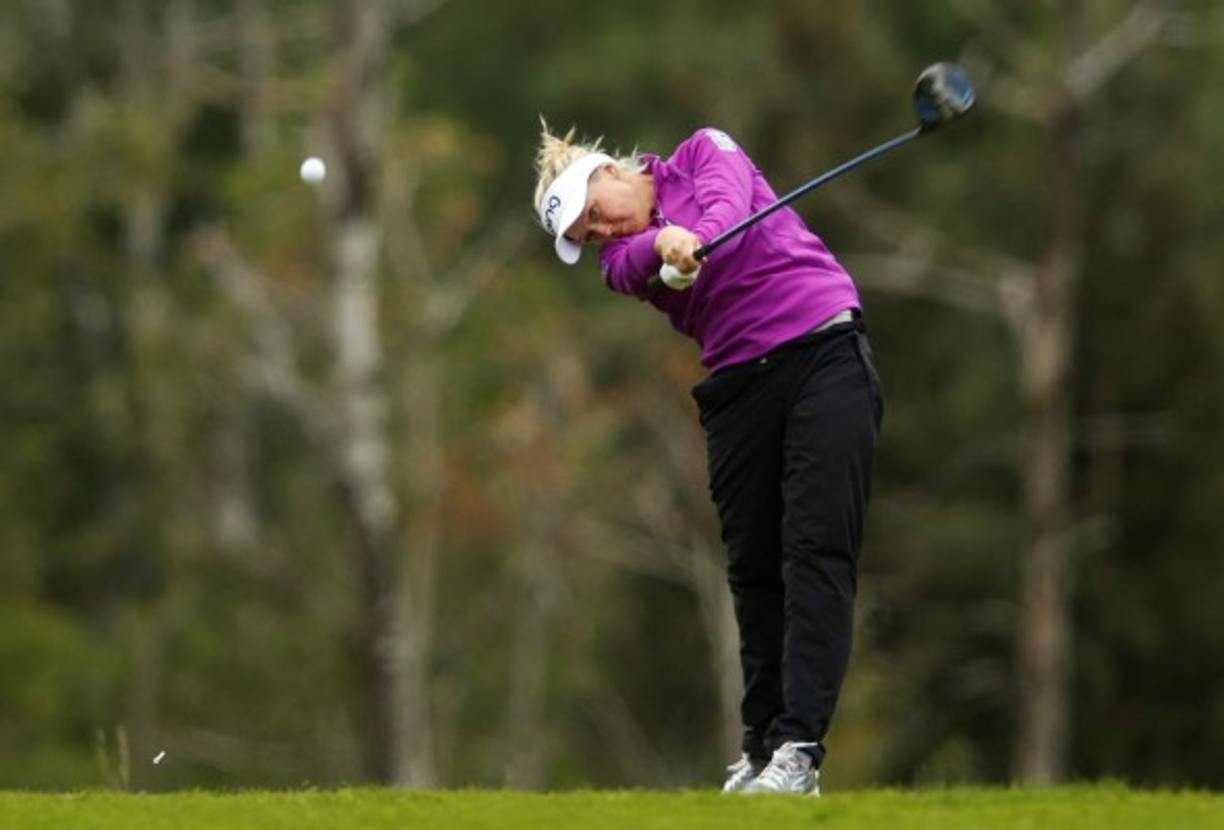 GOLF. Con estilo. Brooke Henderson, de Canadá dispara en el hoyo 17 durante la ronda final del Abierto del Pacífico de Canadá en Priddis Greens Golf y Country Club.