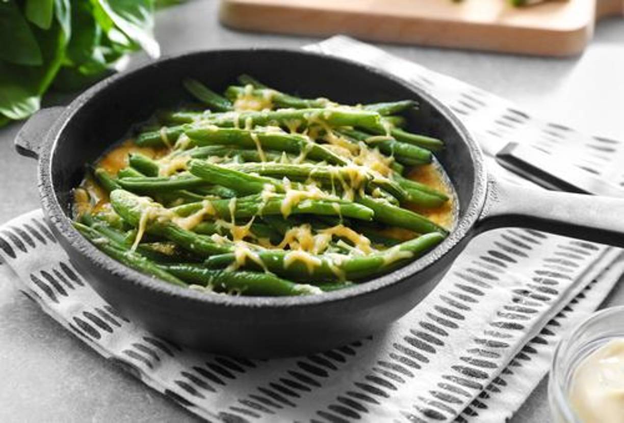 La cazuela de judías verdes es un platillo clásico que combina judías verdes con una salsa cremosa y se cubre con cebollas fritas. Es una guarnición popular que añade un toque de verdura a la mesa de Acción de Gracias.