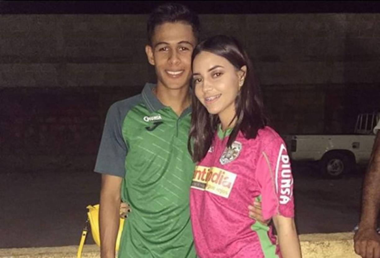 Stephanie Lobo cuenta que su novia venido desde abajo para estar en el primer equipo del Marathón. Cuando lo conoció 'todavía no jugaba en las reservas, él estaba en la U16 de Marathón, tiempo después ya estando juntos él empezó a jugar en reservas'.