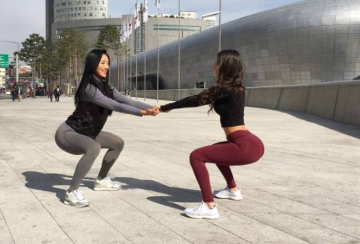 Sentadillas búlgaras. Cada mano y un banco para apoyar los pies. Coloca un pie en el banco, mientras que plantas firmemente la otra pierna en el suelo. Hacer 4 series de 20 repeticiones para cada pierna.