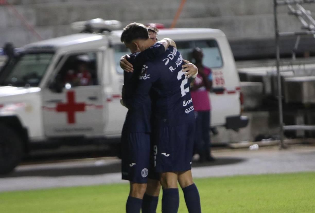 El abrazo de Agustín con su hermano Rodrigo Auzmendi tras el doblete.