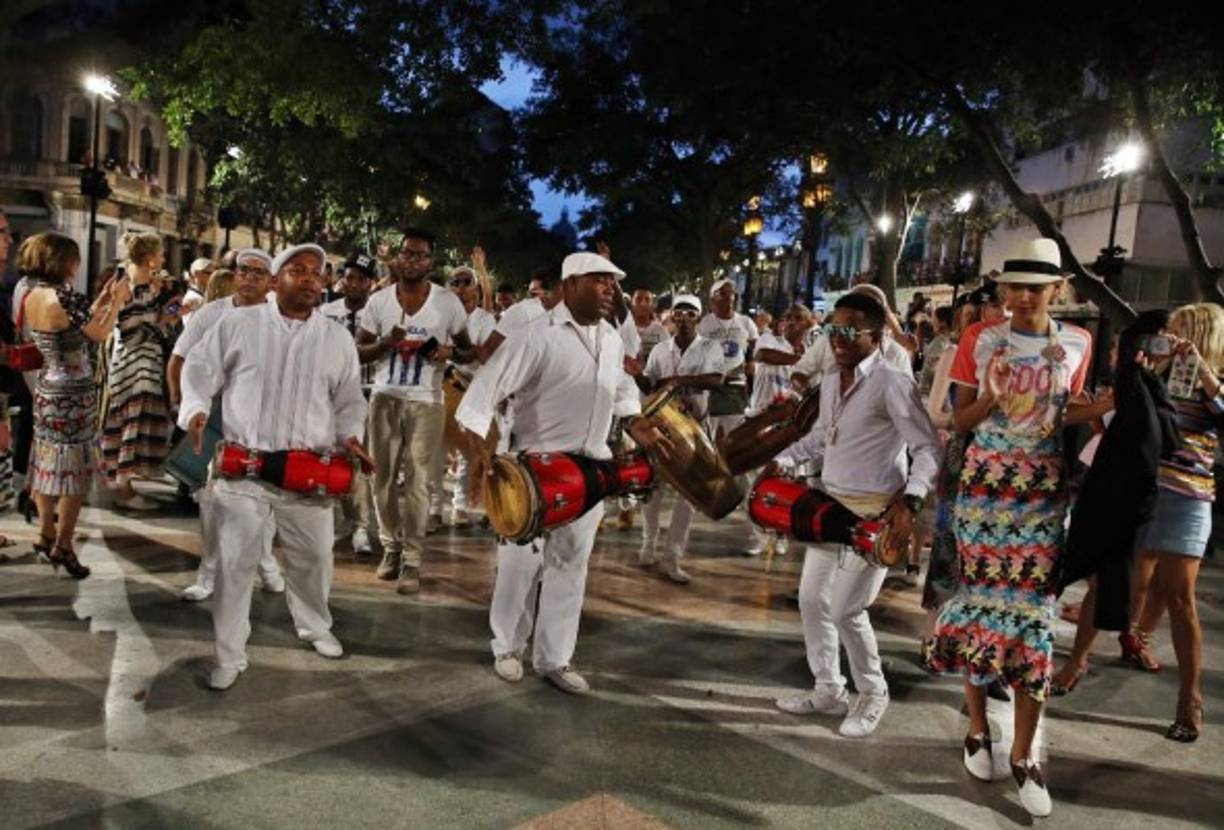 Las modelos que participaron en el primer desfile de la casa de modas Chanel en La Habana (Cuba), bailan en una conga hoy, 3 de mayo de 2016. EFE/Alejandro Ernesto