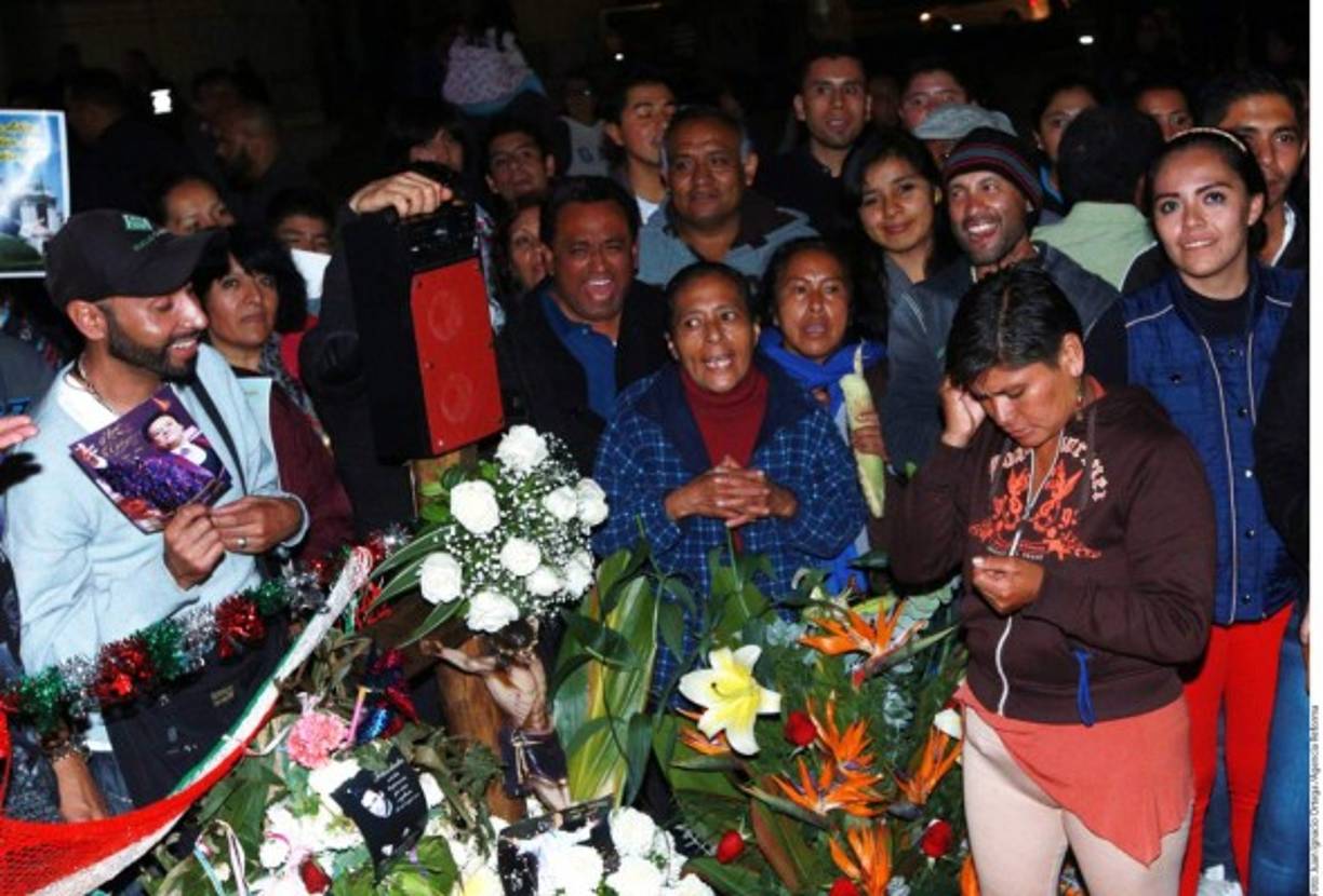 Los fans desde la madrugada llegaron a despedir a Juan Gabriel.