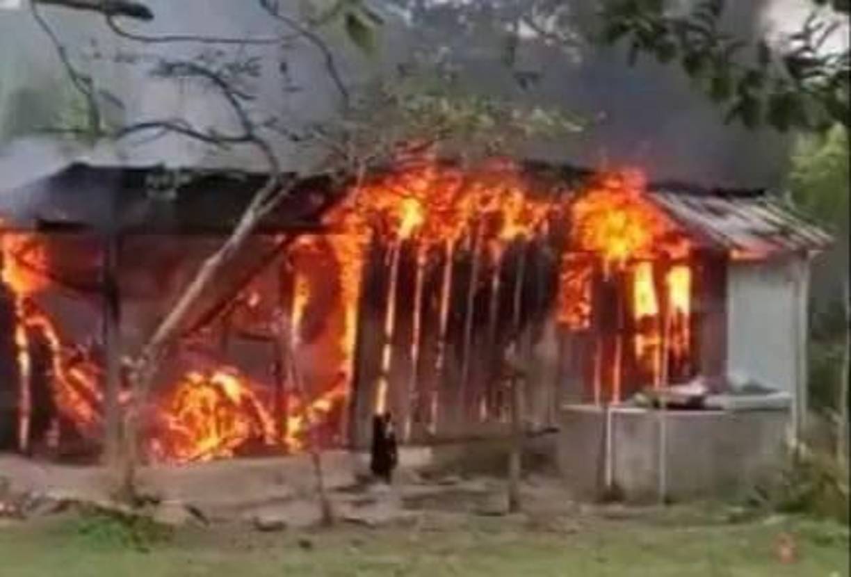 El hecho ha provocado indignación en la localidad, ya que doña María y su familia quedaron prácticamente en la calle, ya que la mayoría de sus pertenencias fueron consumidas por el incendio. 