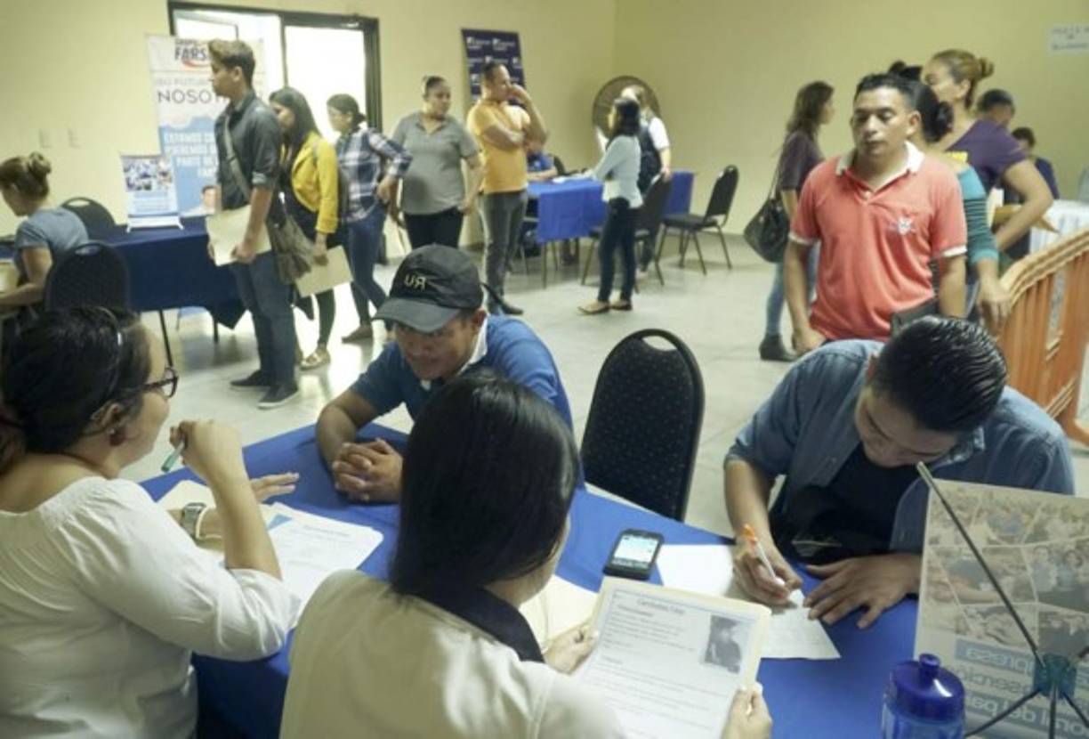 La mayoría de las personas asistentes dejaron sus hojas de vida en diferentes empresas con la esperanza de que en alguna de ellas les puedan ofrecer una oportunidad.