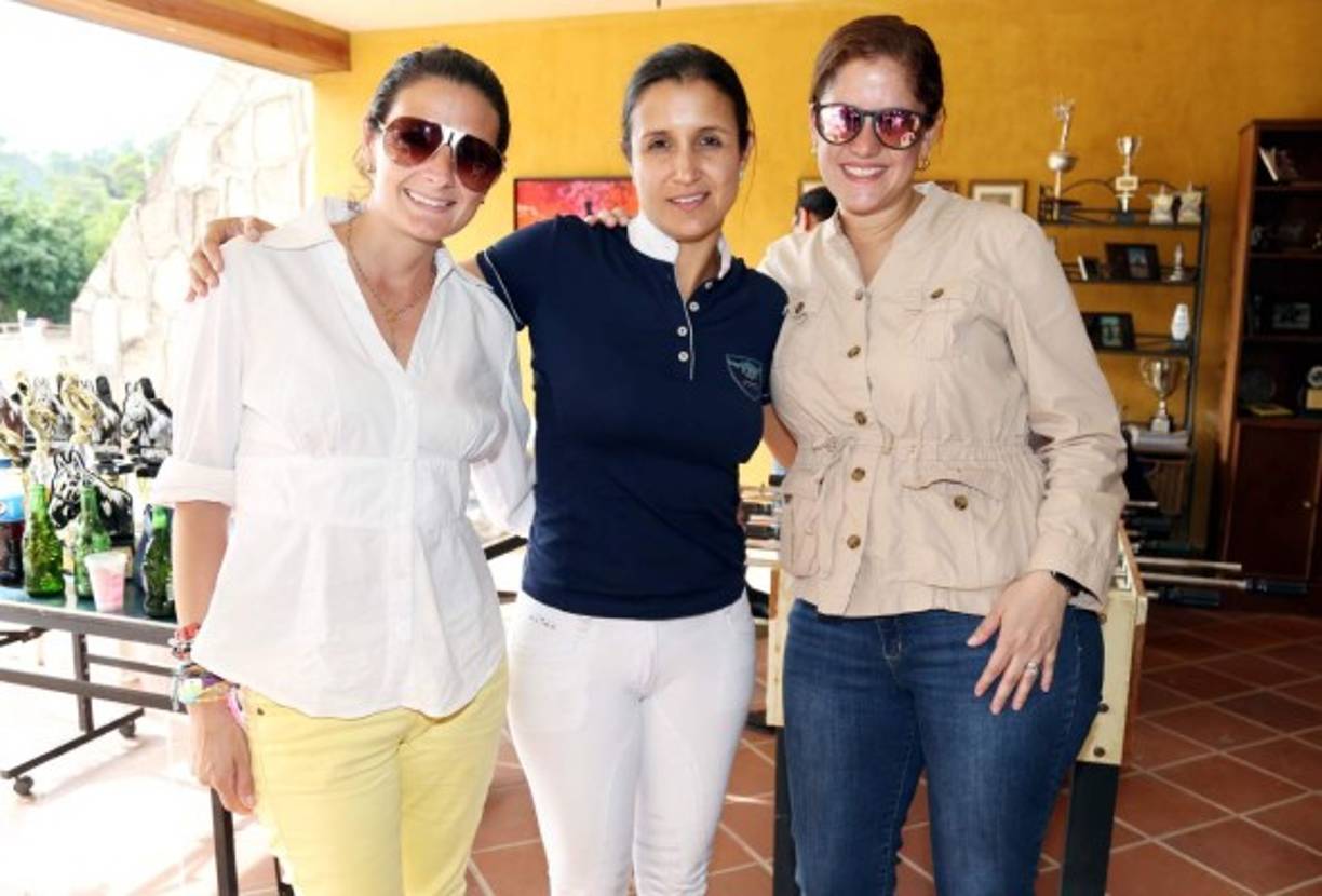 Maríadela Montealegre, Gabriela Reina y Carla Montealegre.