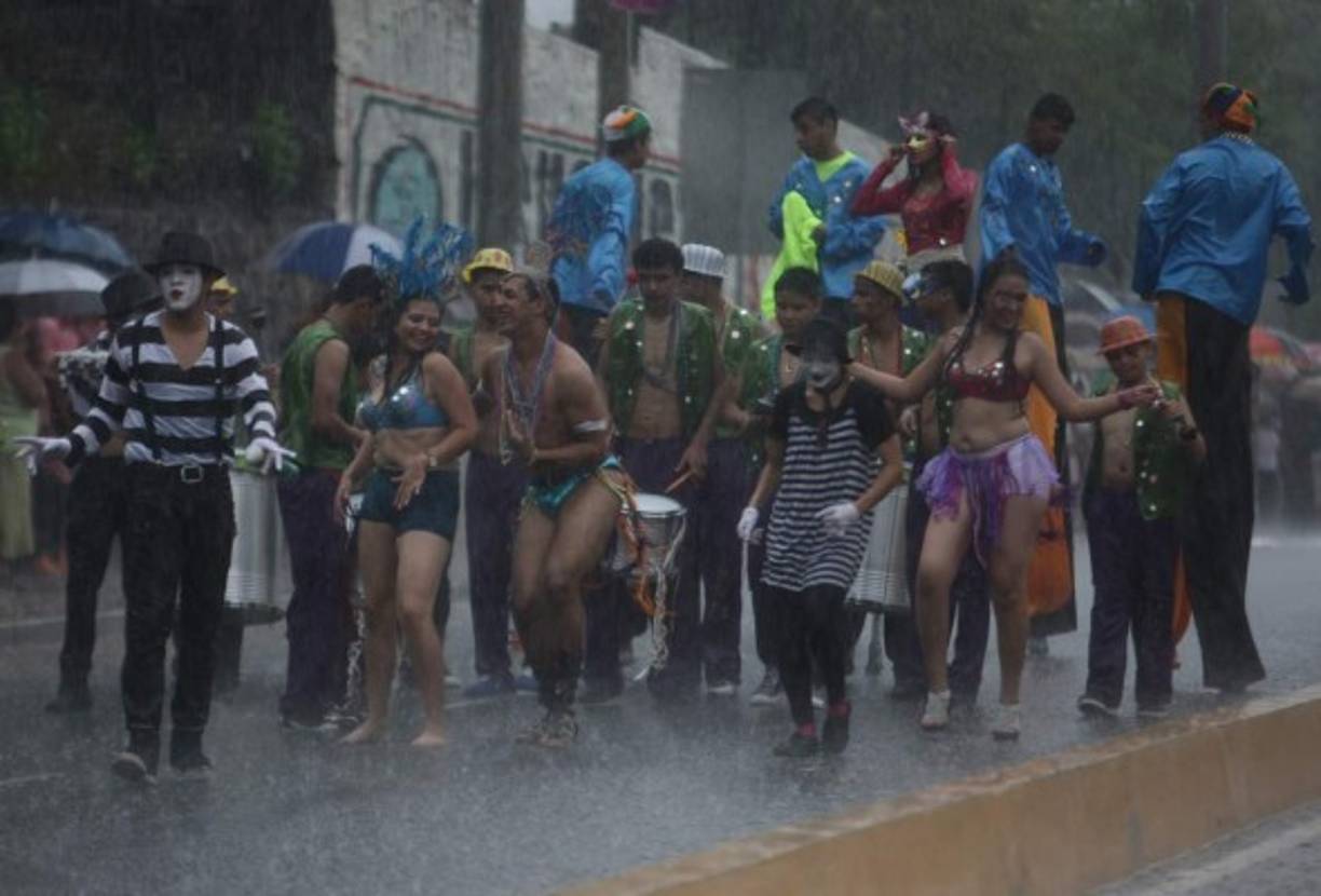 La diversión y la lluvia inundaron la capital.