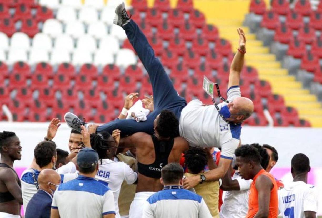 Miguel Falero, entrenador de la Sub-23, recibió el cariño de sus dirigidos en los festejos. Foto AFP.