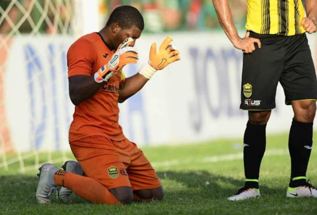 El portero Buba López elevó una oración luego de la goleada de 3-0 que sufrió Real España ante Marathón.